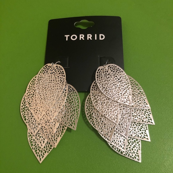 3/$30 Torrid silver tone cascading leaf earrings